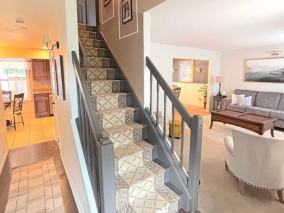 5th image of 23 Chapel Cir