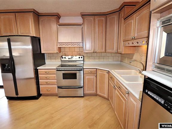 3rd image of 233 Van Buren St