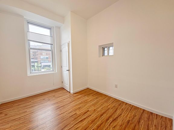 4th image of 1700 W Girard Ave #3