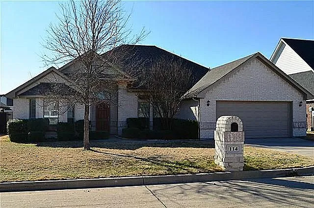 114 Clyde Dr — Photo 2