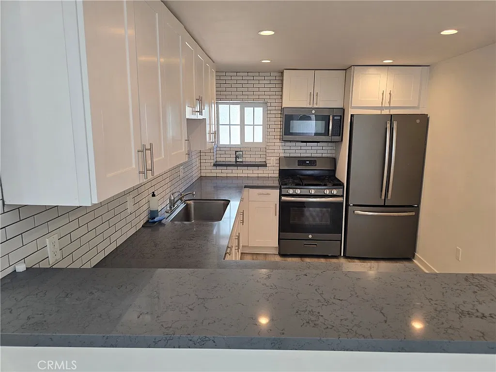 2 bed, 1050 sqft, $4,175 — Photo 2