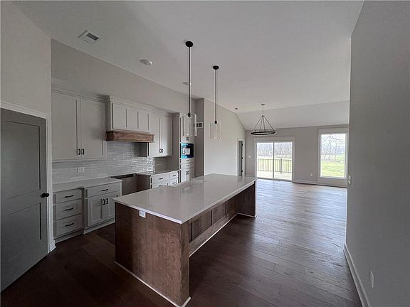 4th image of 698 Salem Rd