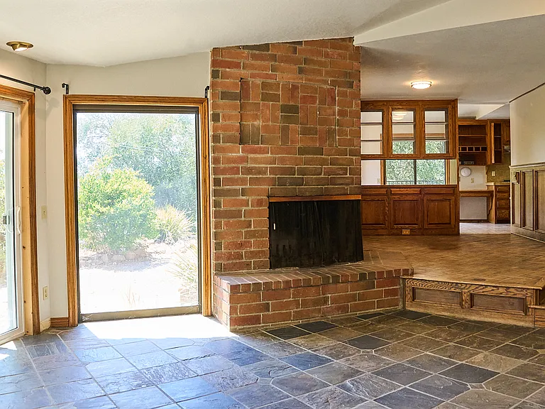 397 Loftyhill Dr — Photo 5