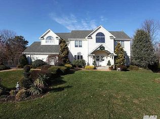 10 Stadium Blvd, East Setauket, NY 11733