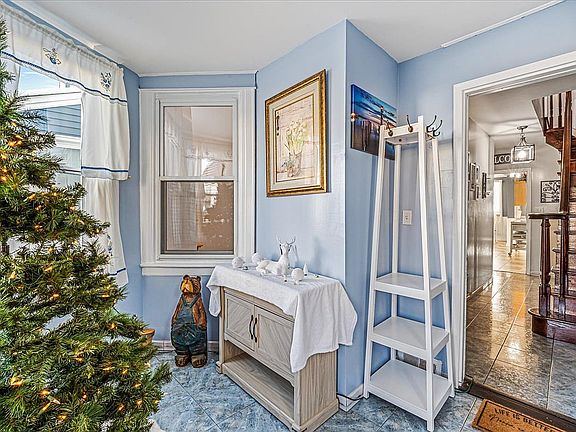 3rd image of 6526 Admiral Ave