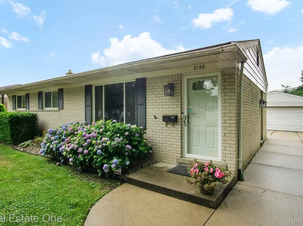 2158 Stratford Dr, Troy, MI 48083