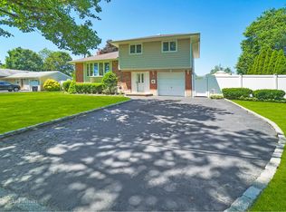 8 Windward Ln, Commack, NY 11725