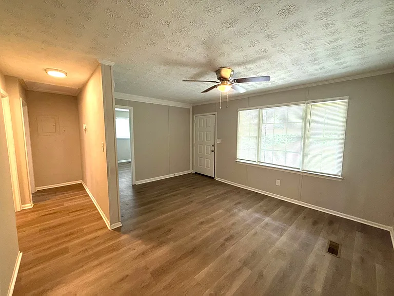 7923 Shinn Dr — Photo 2