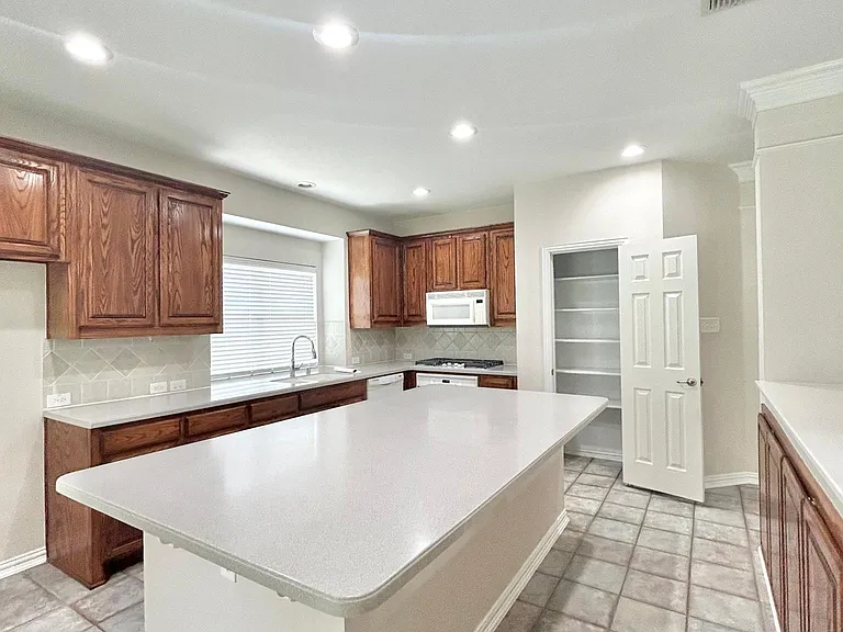 604 Peacock Dr — Photo 18