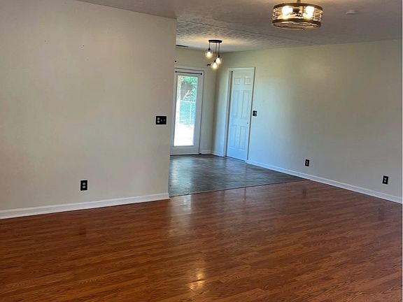 2nd image of 121 Canterbury St