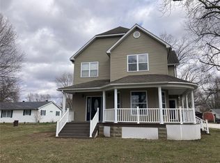 1004 5th St, Carrollton, IL 62016