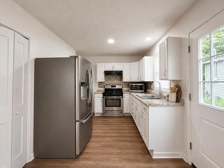 4235 Rookwood Ave — Photo 6