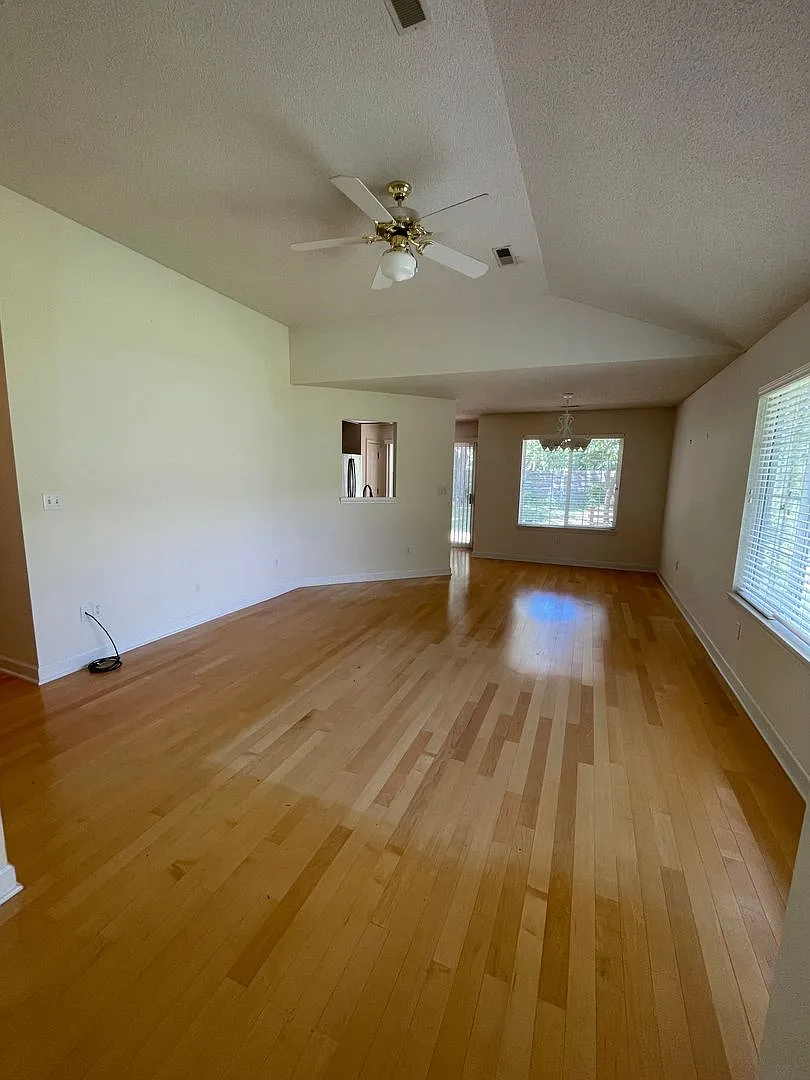 Super Nice 3bed, 2bath house with 2 car garage in Central Location — Photo 3