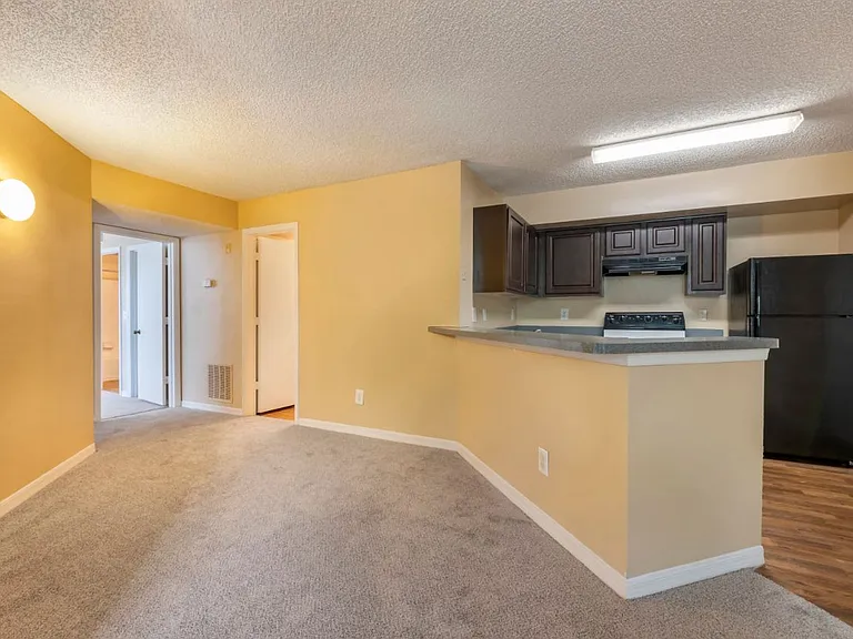 Courtney Manor Apartments — Photo 14