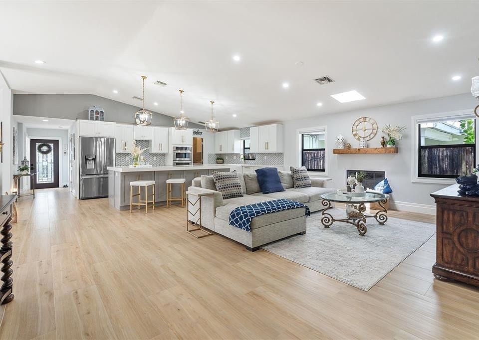 1st image of 805 SE 9th Street