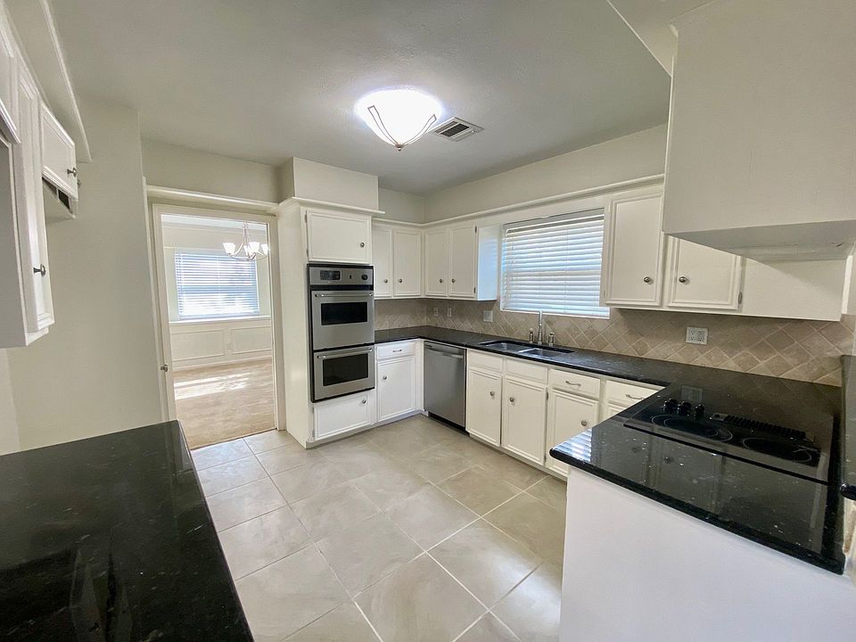 1st image of 14910 Chadbourne Dr #1