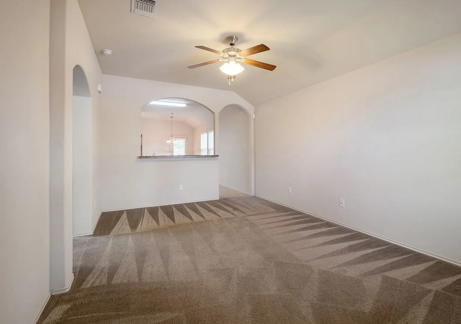 Convenient 3 Bedroom, 2 Bath Home in Jarrell w/ 1-Car Garage — Photo 4