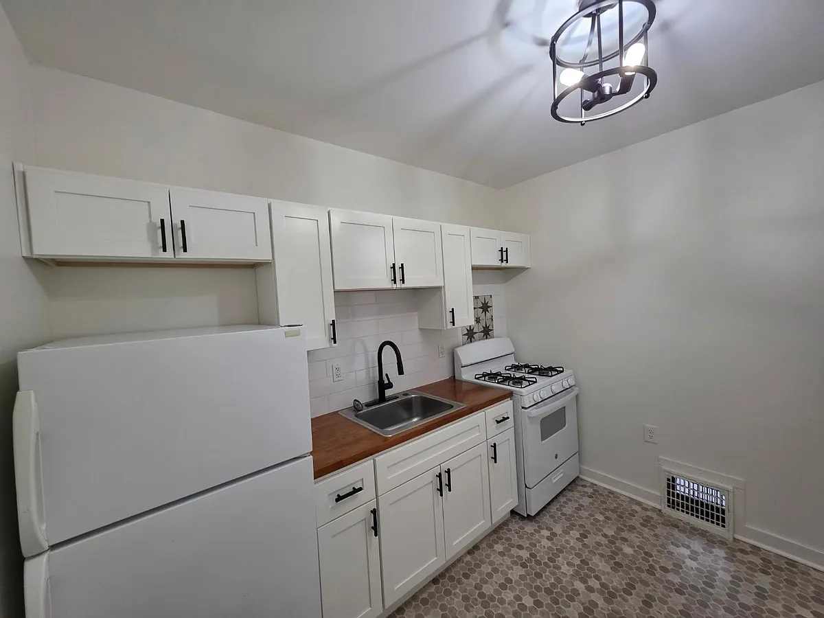 Unit Photo - 124 Dawes Ave #1