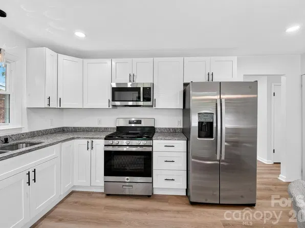 4040 Burnham Ct, Winston Salem, NC 27105