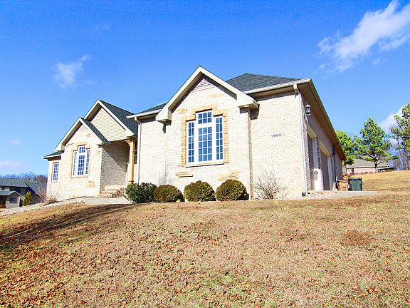 3rd image of 2068 Sussex Dr