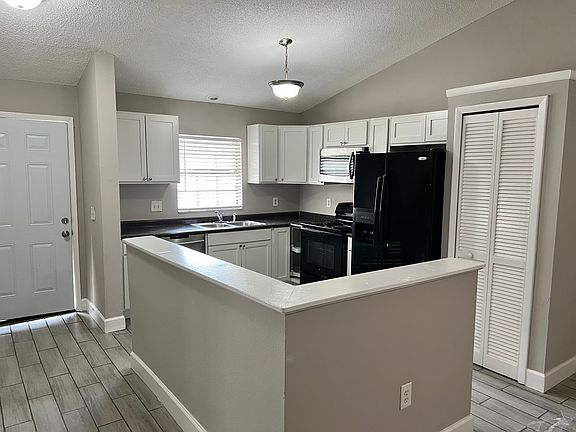 3rd image of 675 Woodlane Cir