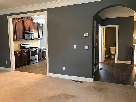 3rd image of 104 Lexington Vlg