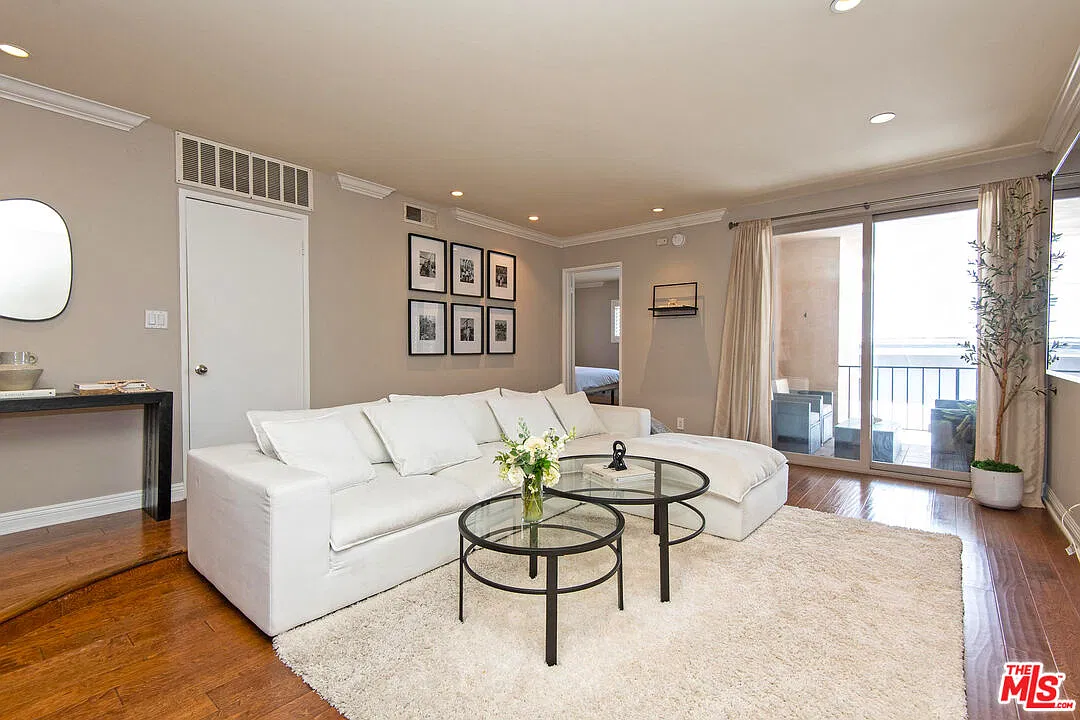 2 bed, 2.0 bath, 1077 sqft, $4,200 — Photo 3