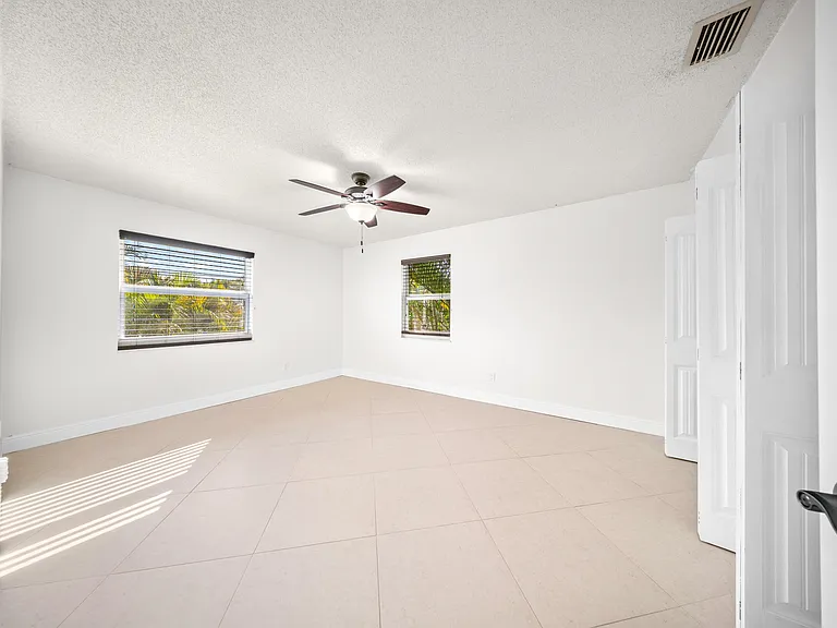 2319 Tamarind Dr — Photo 11