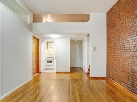 275 W 22nd St, New York, NY