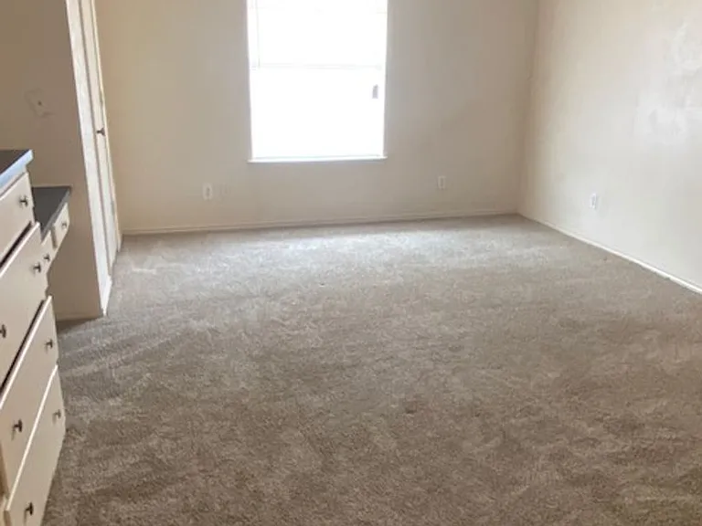 2111 W Hickory — Photo 6