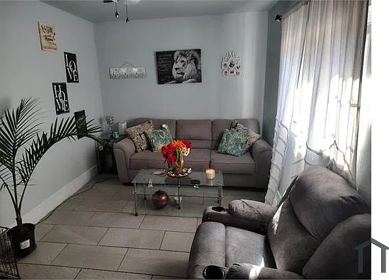 3 bed, 960 sqft, $1,640 — Photo 2