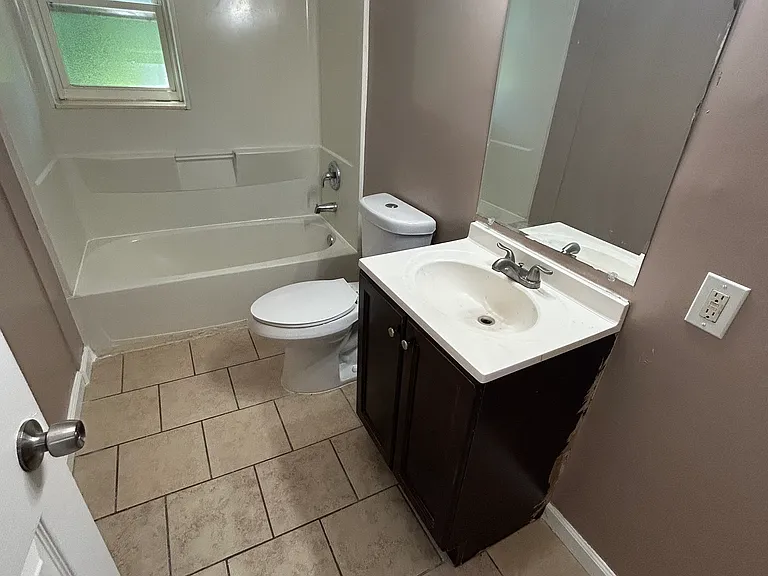 253 S Barat Ave — Photo 4