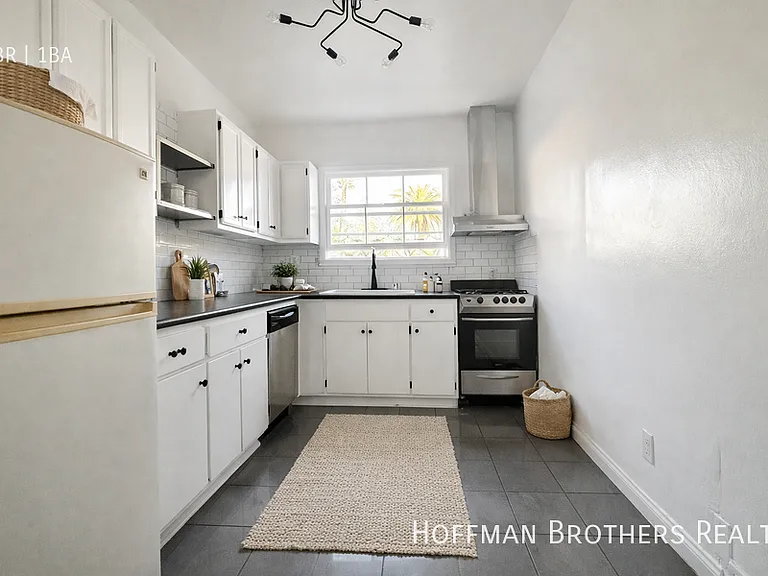1029 S Westmoreland Ave #201 — Photo 2