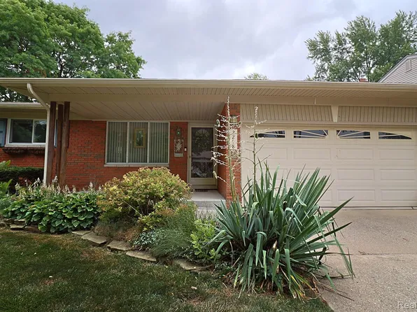 2298 Columbia Dr, Troy, MI 48083