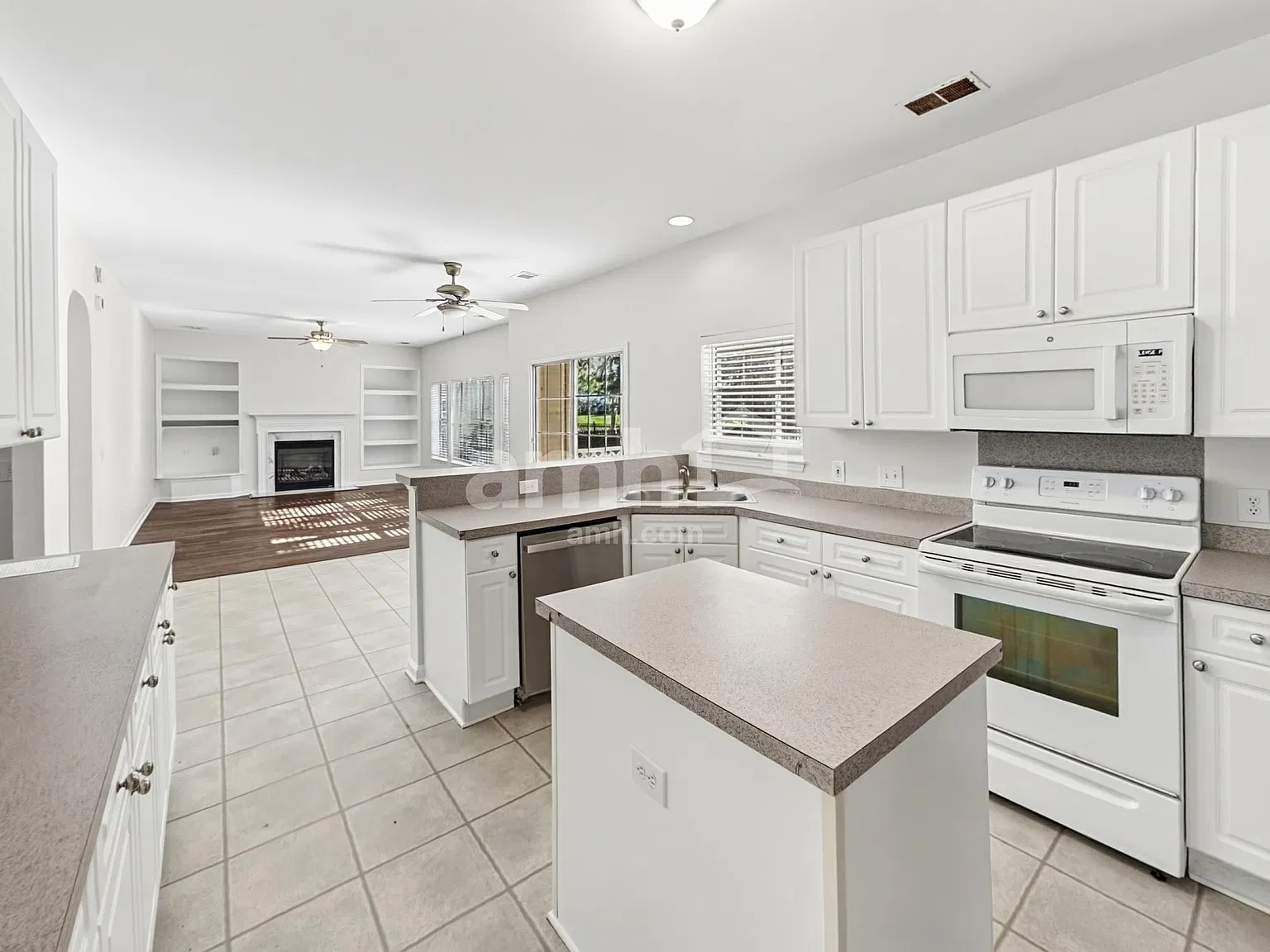 4 bed, 2.5 bath, 2288 sqft, $3,070 — Photo 3