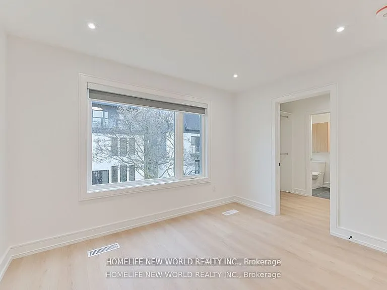 995 Dufferin St #LANEWAY — Photo 15