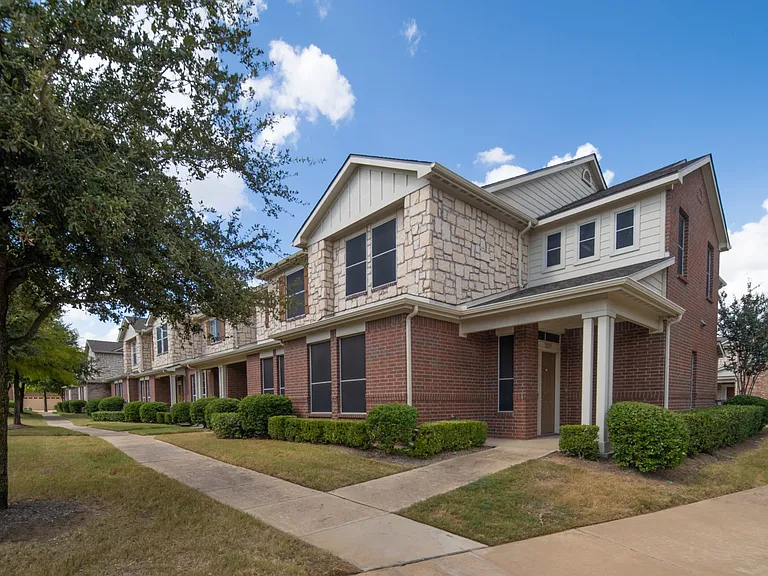2215 Canterbury Park Dr — Photo 1