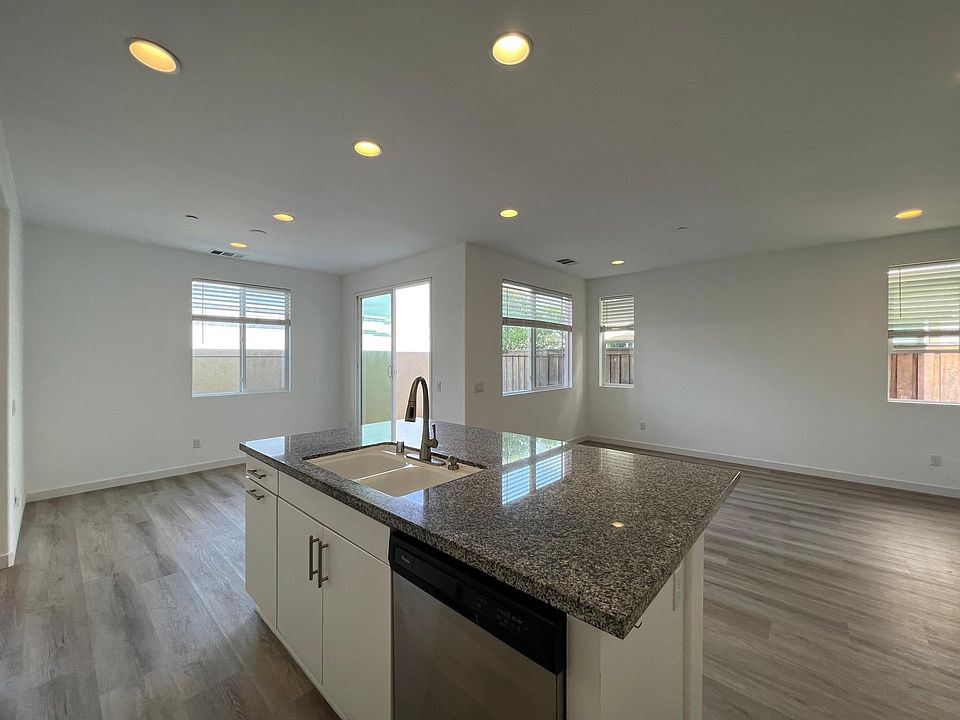 1st image of 28 Linden Ln