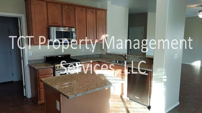 4 bed, 2.5 bath, 2677 sqft, $1,895 — Photo 3