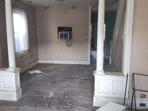 2nd image of 117 W Broad St