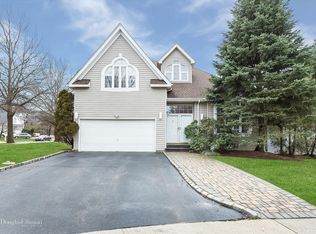 5 Joyce Ct, Syosset, NY 11791