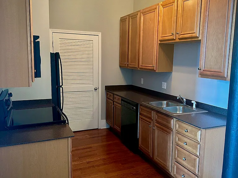 140 E Glenwood Ave #211 — Photo 2