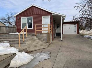 1225 6th St SW, Minot, ND 58701