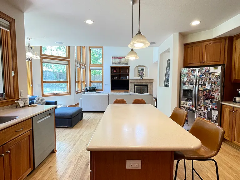 560 University Ave — Photo 41