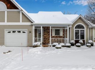 3 Spicebush Ln, Williamsville, NY 14221