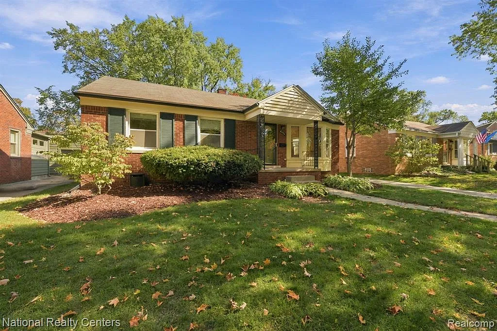 3 bed, 1.0 bath, 1187 sqft, $2,000 — Photo 3