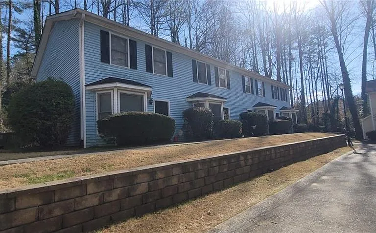 1570 Oakpointe Dr SW — Photo 2