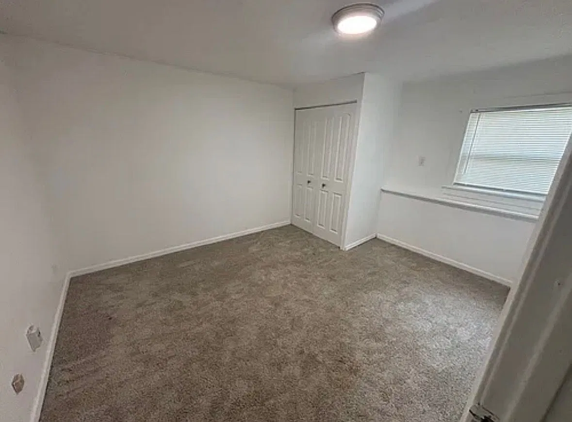 4 bed, 1.5 bath, 1600 sqft, $1,950 — Photo 2