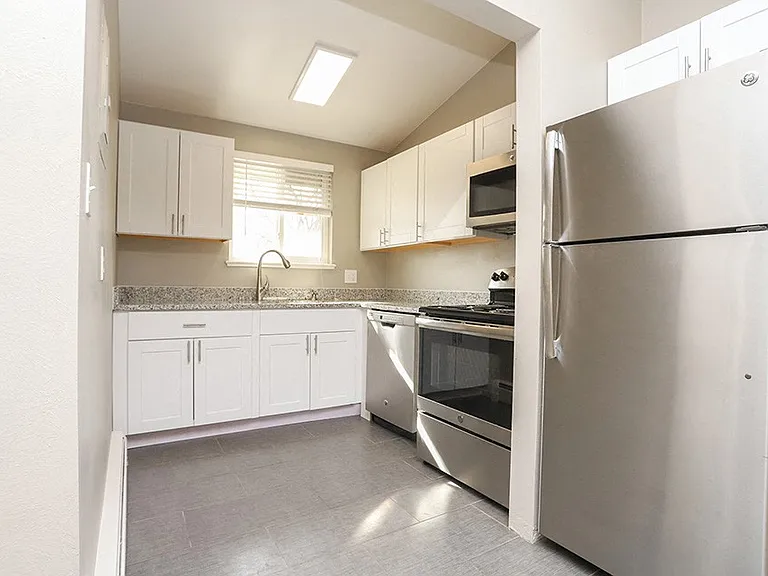 Clay Street Apartments — Photo 31