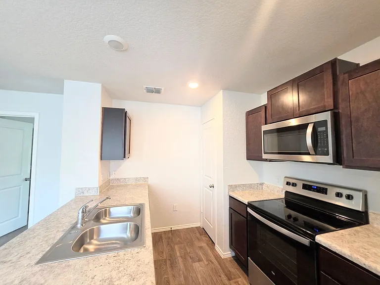 8006 Miranda Cyn — Photo 12